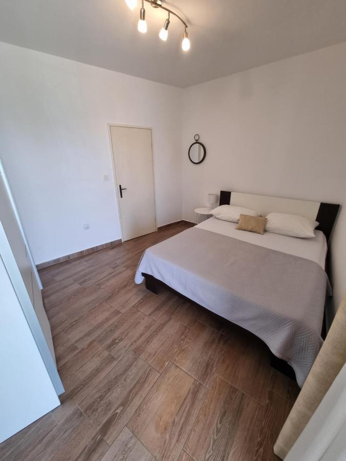 Apartment Smoljic 4+2 *